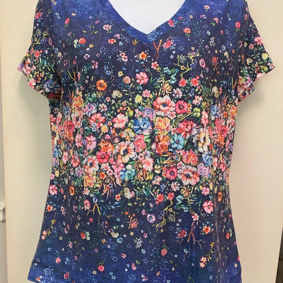 Women's V-Neck T-Shirt Floral Pattern Medium - Picture 3 of 9